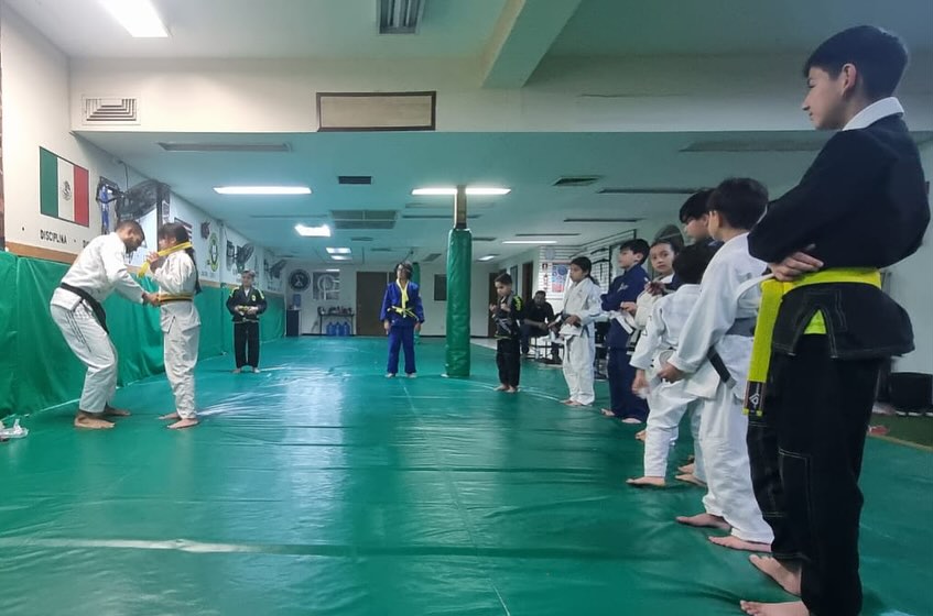 Promoción de cintas - Pequeños campeones celebrando su progreso